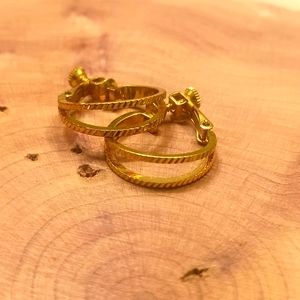 Vintage screw back earrings